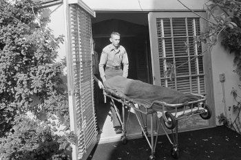 شاهد .. أقدمت على الإنتحار وهي عارية تماماً.. صور توثق اللحظات الأولى لـ ماريلين مونرو بعد وفاتها مباشرة