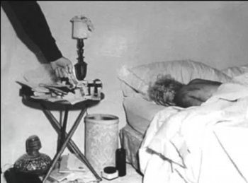 شاهد .. أقدمت على الإنتحار وهي عارية تماماً.. صور توثق اللحظات الأولى لـ ماريلين مونرو بعد وفاتها مباشرة