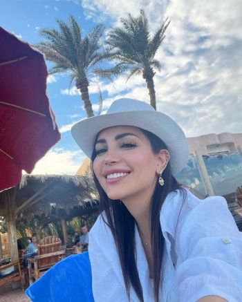 شاهد .. نسرين طافش تستمتع بوقتها على شاطئ البحر.. وتستعين بـ ويجز للتعليق