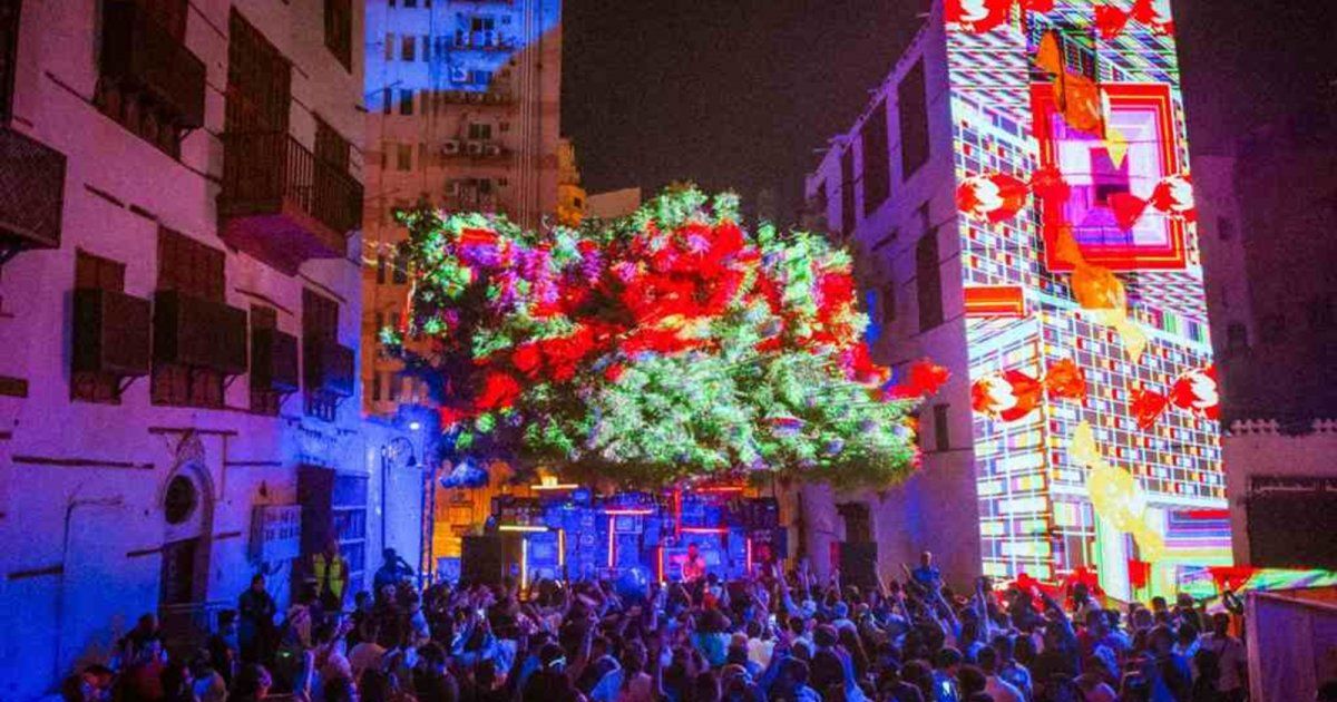 شاهد .. مهرجان "بلد بيست" يضيء سماء جدّة