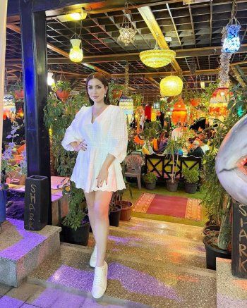 شاهد .. نسرين طافش تستمتع بوقتها على شاطئ البحر.. وتستعين بـ ويجز للتعليق