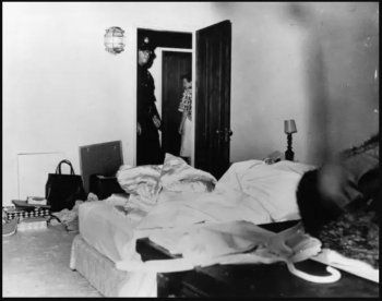 شاهد .. أقدمت على الإنتحار وهي عارية تماماً.. صور توثق اللحظات الأولى لـ ماريلين مونرو بعد وفاتها مباشرة