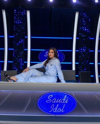 شاهد .. من ارتدى بيجامة الفنانة أحلام قبلها ؟