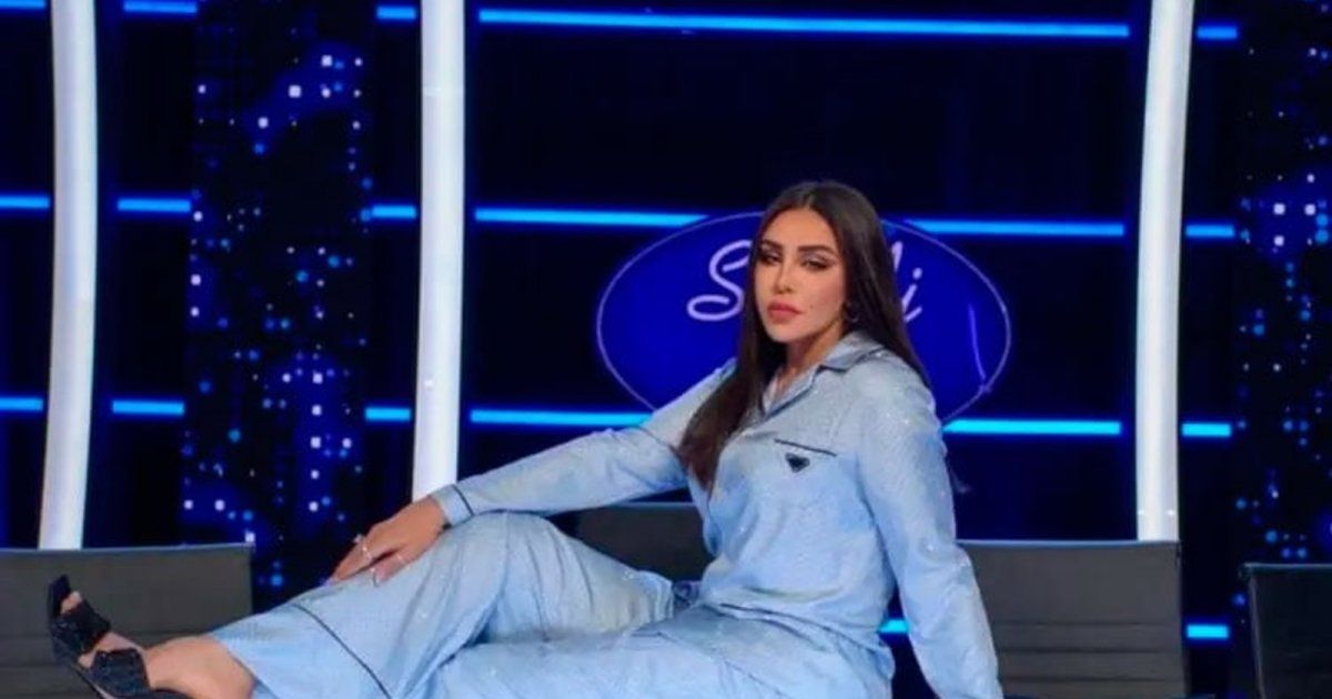 شاهد .. من ارتدى بيجامة الفنانة أحلام قبلها ؟