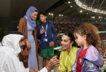 شاهد .. عائلة كريستيانو رونالدو بلقاء ودّي مع أمير قطر السابق الشيخ حمد بن خليفة آل ثاني والشيخة موزا
