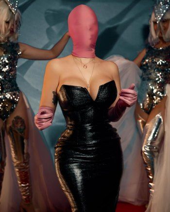 شاهد .. ممثلة عربية تختار الظهور بهذا الشكل من هي؟