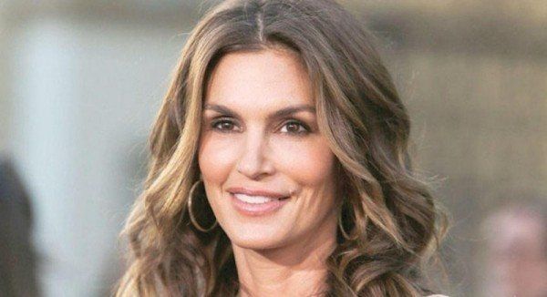 شاهد .. بالصورة - سيندي كروفرد تتألق بفستان من الترتر لمناسبة خاصة للغاية