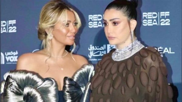 شاهد أحدث ظهور لغادة عبد الرازق وبنتها : شكلها أصغر منها