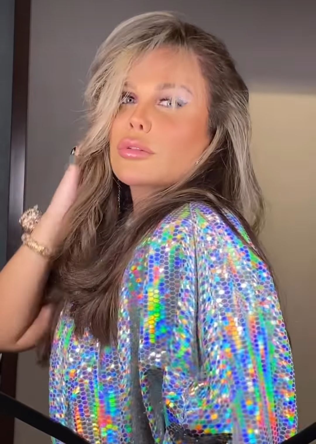 بوت فضي وفستان مليء بالأضواء .. نيكول سابا زغللت عين الجمهور – شاهد