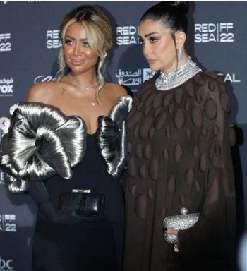 شاهد .. إبنة غادة عبد الرازق تخطف الأنظار برفقة والدتها.. والجمهور يتفاعل مع جمالهما