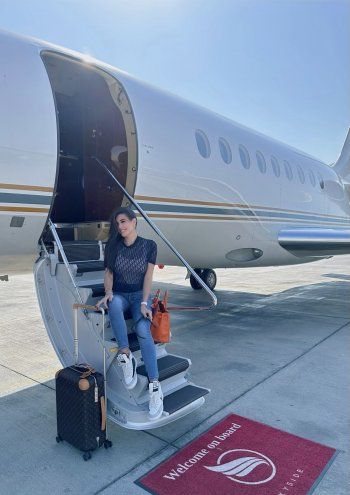 شاهد .. ياسمين صبري بإطلالة كاجوال من أمام الطائرة.. وجمالها حديث المتابعين