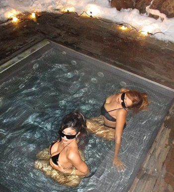 شاهد .. بالصور - كايلي جينر تتحدى الثلج بثياب السباحة