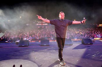 شاهد .. عمرو دياب يحيي حفل ناجح في الدوحة.. وإبنتها كنزي تشعل الأجواء