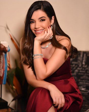 شاهد .. ليال الإختيار تتألق باللون الأحمر.. وجمالها حديث الكثيرين