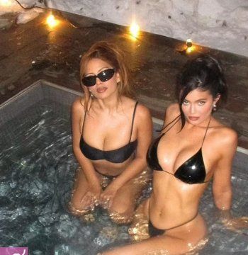 شاهد .. بالصور - كايلي جينر تتحدى الثلج بثياب السباحة