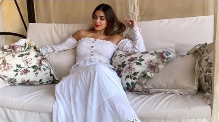 نورهان منصور تبرز أنوثتها بفستان أوف شولدر – شاهد