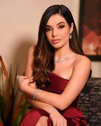 شاهد .. ليال الإختيار تتألق باللون الأحمر.. وجمالها حديث الكثيرين