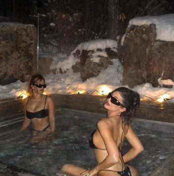 شاهد .. بالصور - كايلي جينر تتحدى الثلج بثياب السباحة