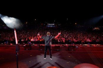 شاهد .. عمرو دياب يحيي حفل ناجح في الدوحة.. وإبنتها كنزي تشعل الأجواء