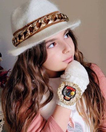 شاهد .. إبنة جيني إسبر تخطف الأنظار بجمالها.. والشبه بينها وبين والدتها كبير