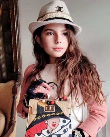 شاهد .. إبنة جيني إسبر تخطف الأنظار بجمالها.. والشبه بينها وبين والدتها كبير