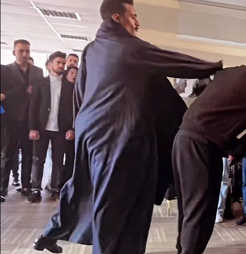 محمد رمضان أهان كومبارس ووقع تحت إيد الجمهور : مش هيرحموك