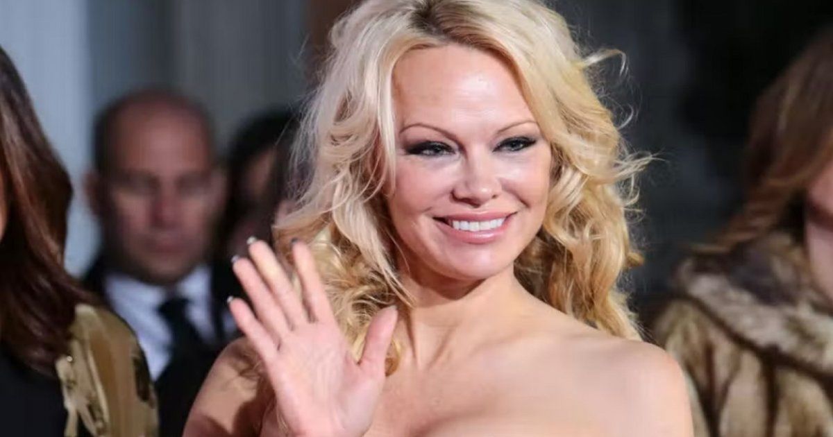 شاهد .. باالصورة - بعد القبعة الوردية الشهيرة تعود باميلا أندرسون لتثير الجدل بإطلالتها الأخيرة