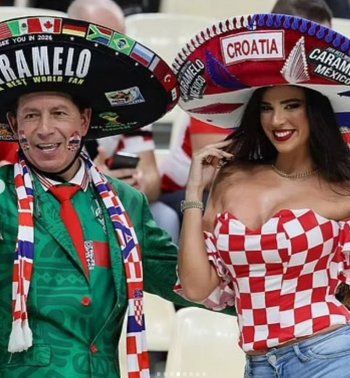 شاهد .. بعدما خطفت الأنظار في المدرجات..ملكة جمال كرواتيا تودع فريقها بهذه الصور الجريئة