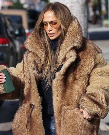 شاهد .. بالصور - جينيفر لوبيز ترتدي معطف من الفرو أثناء التسوق في لوس أنجلوس