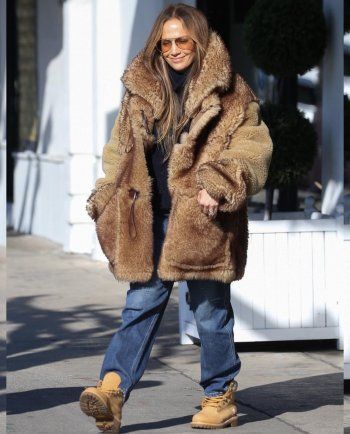 شاهد .. بالصور - جينيفر لوبيز ترتدي معطف من الفرو أثناء التسوق في لوس أنجلوس