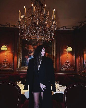 شاهد .. بالصور - هاندا أرتشيل تستمتع برحلة باريسية مع شقيقتها غمزة