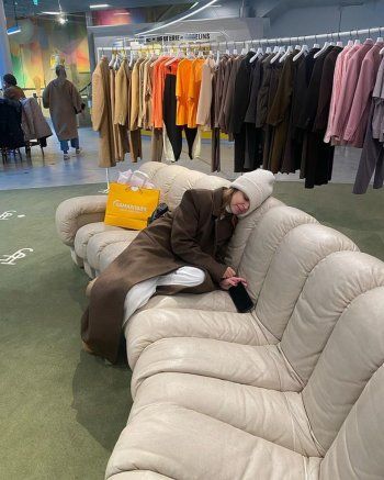 شاهد .. بالصور - هاندا أرتشيل تستمتع برحلة باريسية مع شقيقتها غمزة