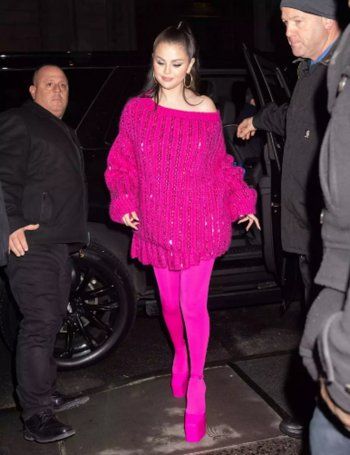 شاهد .. بالصورة - إليكم سعر سترة الزهرية التي لبستها سيلينا غوميز