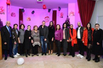 شاهد .. بالصور- دكتور أنطوني فاخوري يحتفل بعيد الميلاد مع فتيات "حضانة الطفل" في زحلة