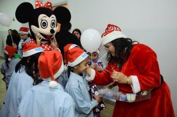 شاهد .. بالصور- دكتور أنطوني فاخوري يحتفل بعيد الميلاد مع فتيات "حضانة الطفل" في زحلة