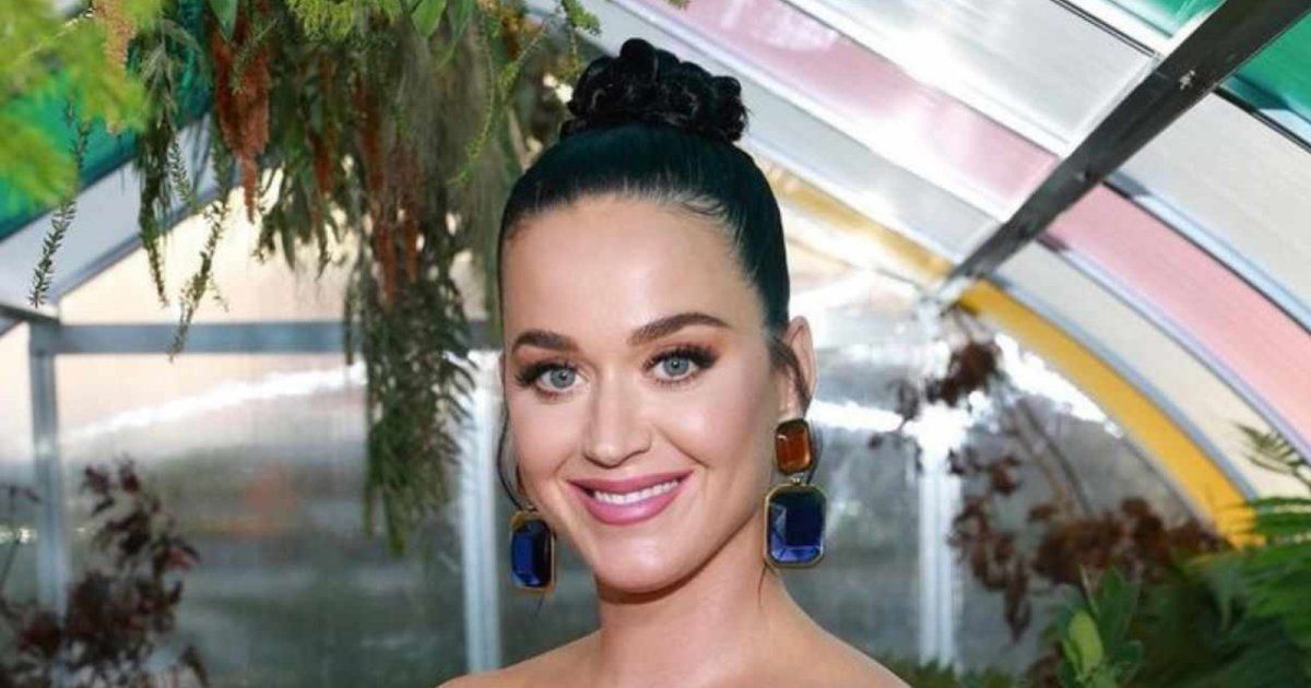 شاهد .. كاتي بيري تتحول إلى جذع زنجبيل... وتصدم الجمهور