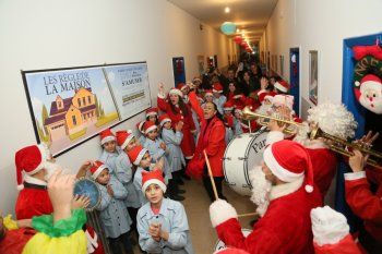 شاهد .. بالصور- دكتور أنطوني فاخوري يحتفل بعيد الميلاد مع فتيات "حضانة الطفل" في زحلة