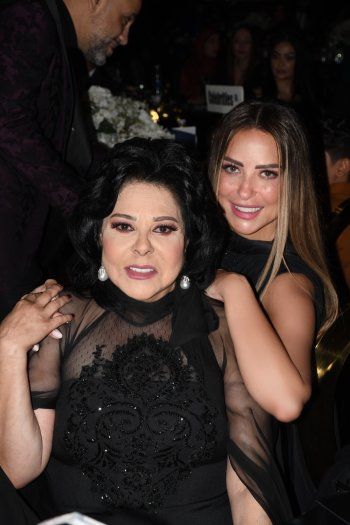 شاهد .. ريم مصطفى تتلقى جائزة لدورها في "الثمانية" وتبهر الحضور بإطلالتها