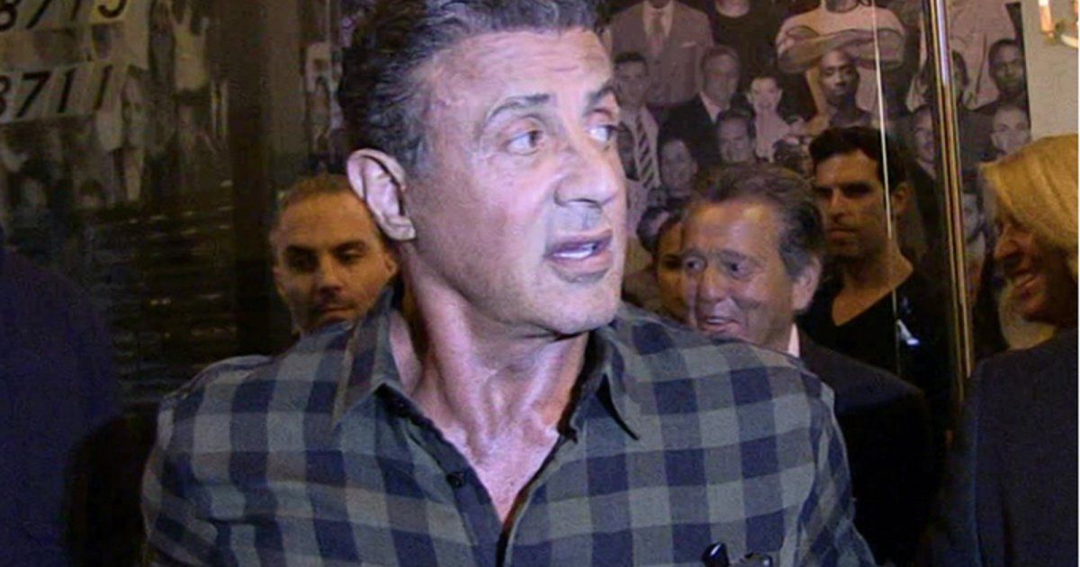 شاهد .. محبو سيلفستر ستالون يدفعون المال لمقابلته وهو يغادر باكراً