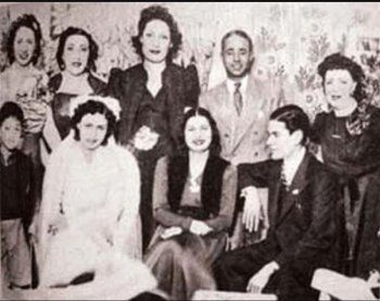 شاهد .. صورة نادرة لـ أم كلثوم في زفاف رياض السنباطي.. ظهورها مفاجئ!