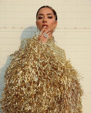 شاهد .. بلقيس تخطف الأنظار بإطلالة ذهبية في نهائي كأس العالم- بالصور والفيديو