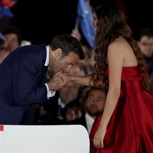 المصرية فرح الديباني غنت النشيد الوطني الفرنسي في ختام المونديال