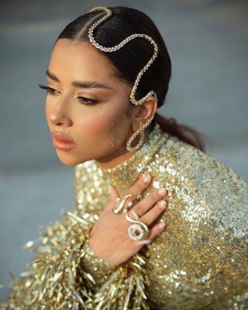 شاهد .. بلقيس تخطف الأنظار بإطلالة ذهبية في نهائي كأس العالم- بالصور والفيديو