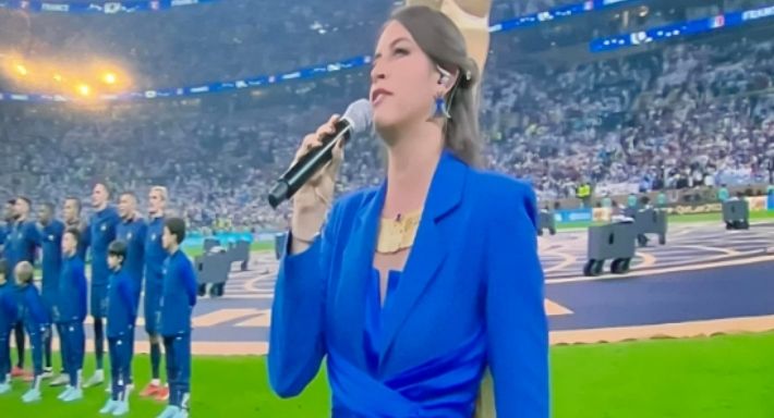 المصرية فرح الديباني غنت النشيد الوطني الفرنسي في ختام المونديال