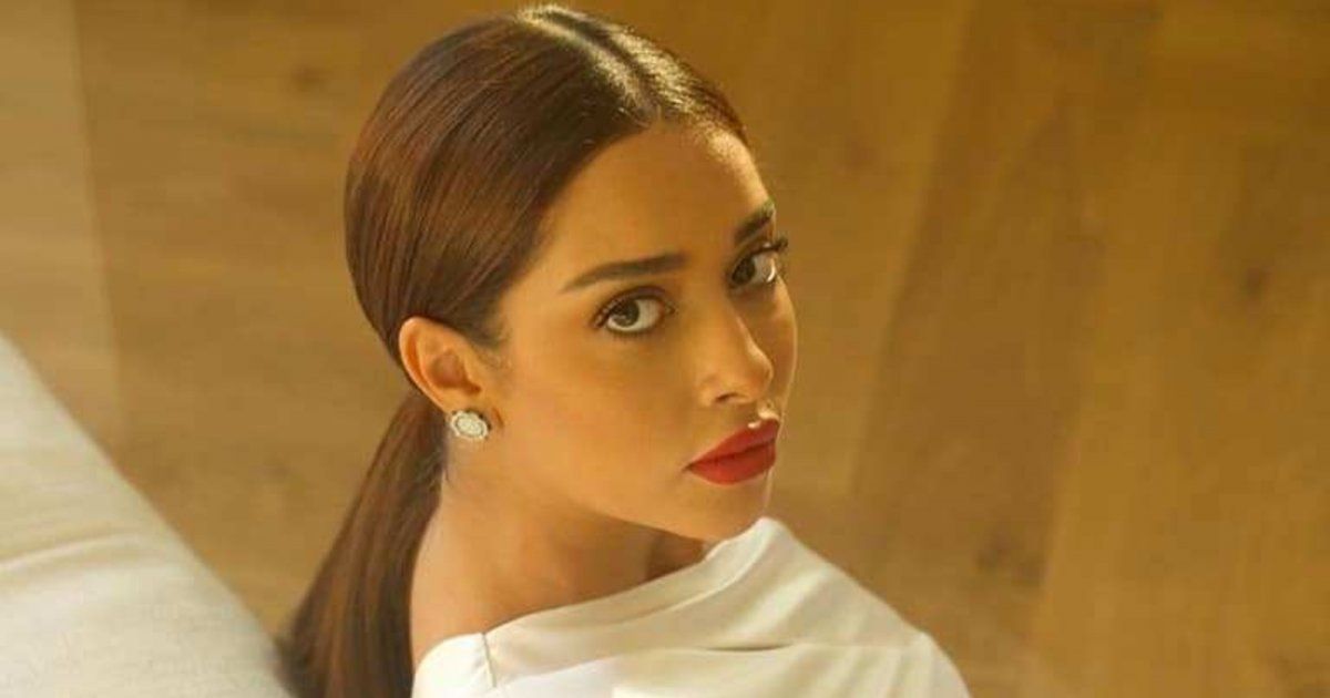 شاهد .. بلقيس تخطف الأنظار بإطلالة ذهبية في نهائي كأس العالم- بالصور والفيديو