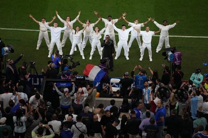 بالفيديو – ويجز يقدم استعراضا غنائيا في نهائي المونديال