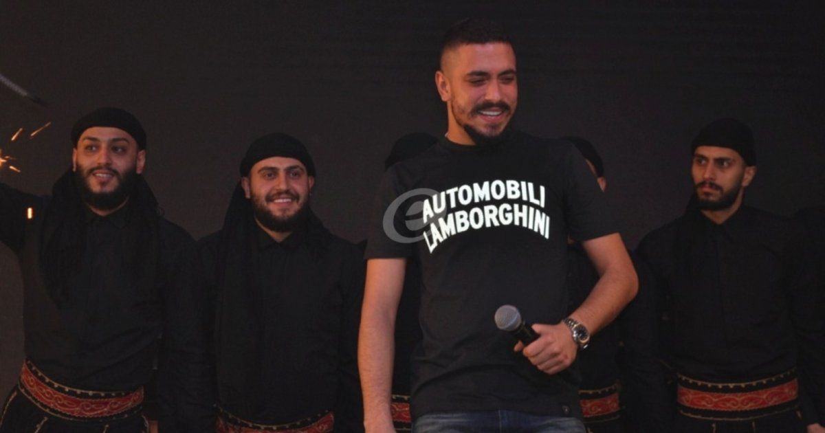 شاهد .. مهند زعيتر يغني " كلمة وطن مو سهلة" ويشعل الأجواء