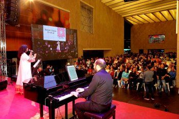 شاهد .. جاهدة وهبه تعيد الأمل للبنانيين في "بيروت ترنّم" - بالصور