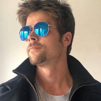 شاهد .. بالصور - شبه هذا البريطاني مع براد بيت يعقد عليه حياته العاطفية