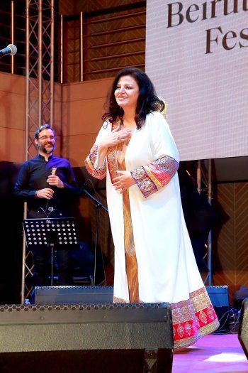 شاهد .. جاهدة وهبه تعيد الأمل للبنانيين في "بيروت ترنّم" - بالصور